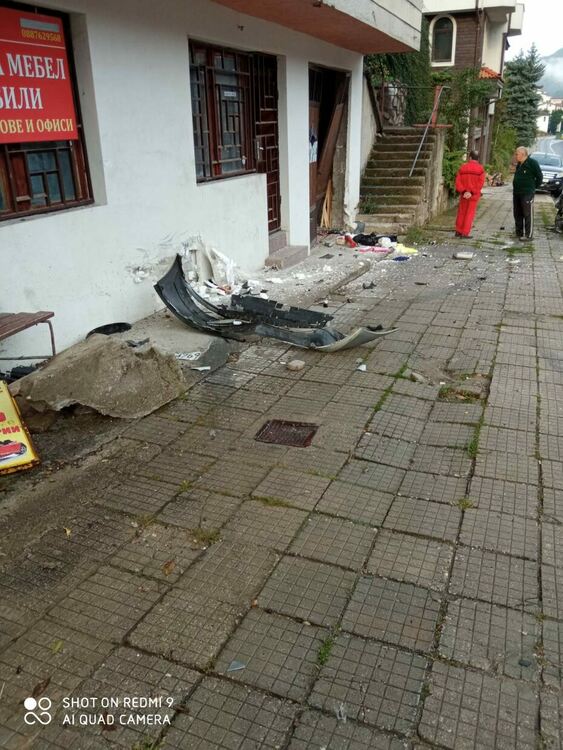 Кола се заби в къща на ул. "Наталия" в квартал Райково