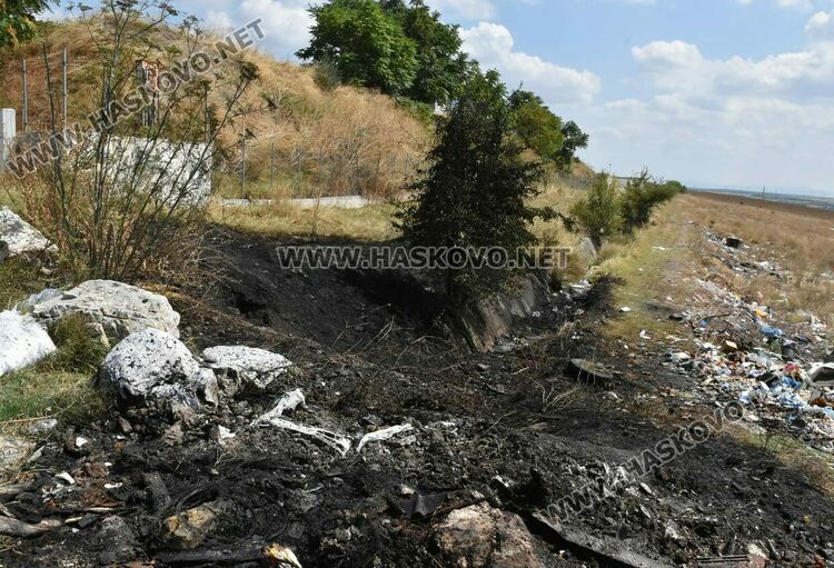 Пламна незаконното сметище край “Република”