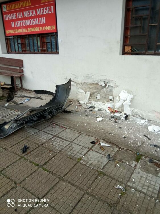 Кола се заби в къща на ул. "Наталия" в квартал Райково
