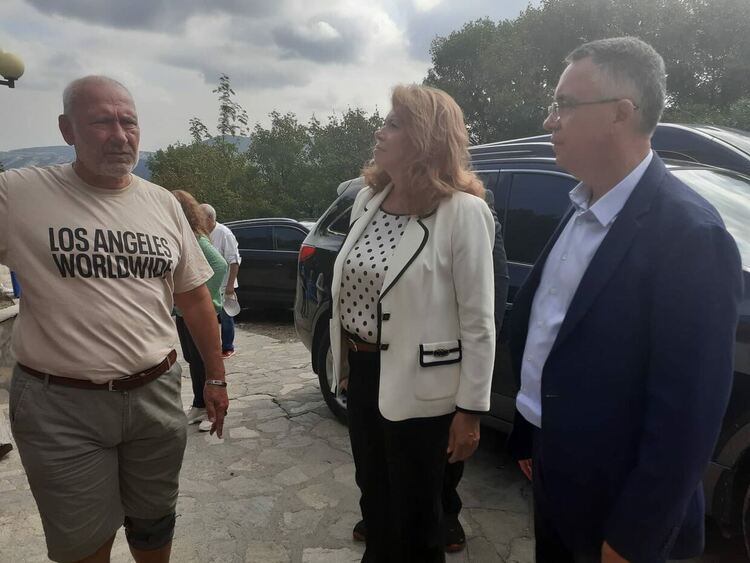 Вицепрезидентката Илияна Йотова с траен интерес към археологическите открития в Кърджалийско, участвала е тук в разкопки/обновена/