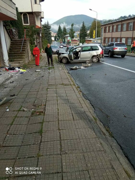Кола се заби в къща на ул. "Наталия" в квартал Райково