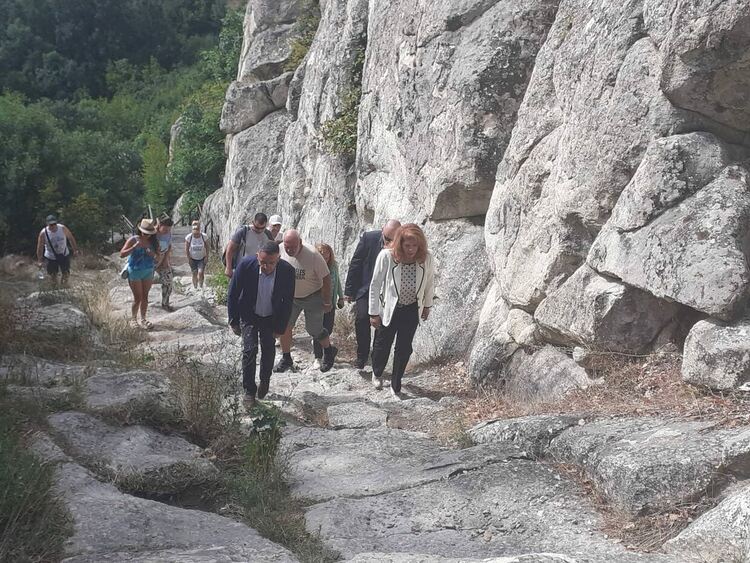 Вицепрезидентката Илияна Йотова с траен интерес към археологическите открития в Кърджалийско, участвала е тук в разкопки/обновена/