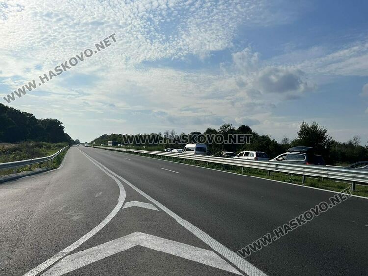 Близо 10 км задръстване на АМ „Тракия” заради изгорял камион