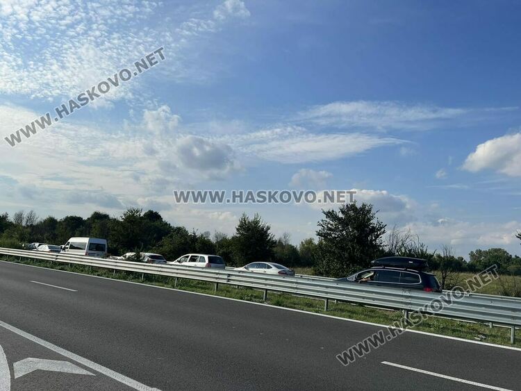 Близо 10 км задръстване на АМ „Тракия” заради изгорял камион