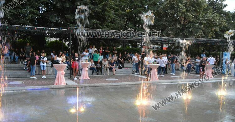 Хасковлии се забавляваха под звездите на пиано бар на открито