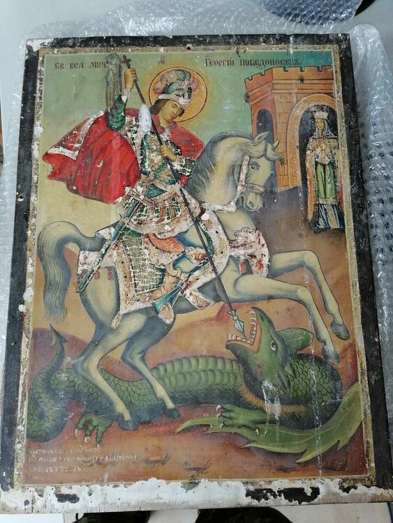 Военен от Хасково спаси икони, захвърлени по границата с Турция