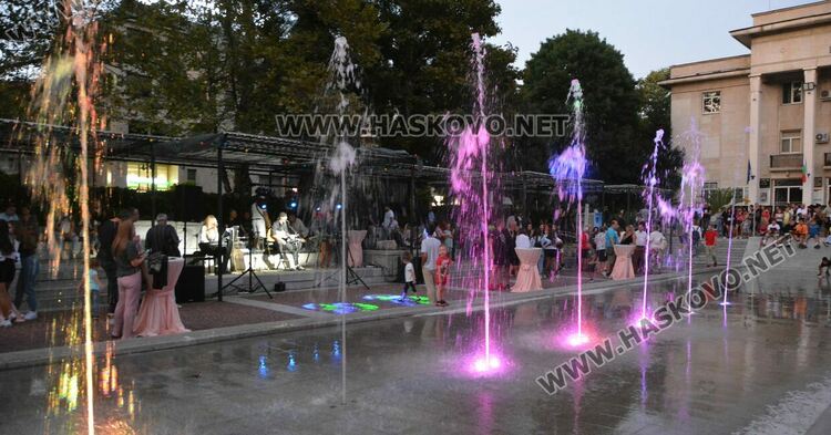 Хасковлии се забавляваха под звездите на пиано бар на открито