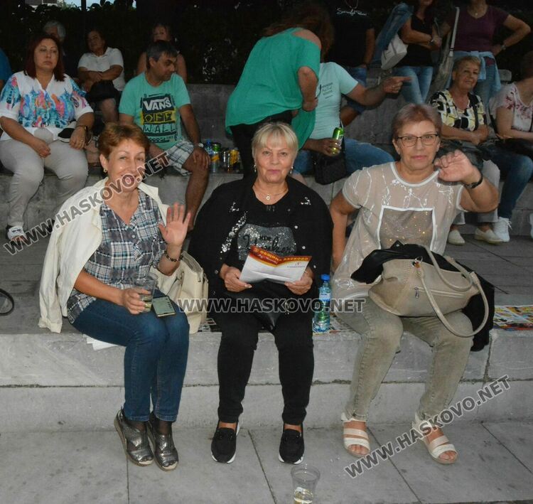 Хасковлии се забавляваха под звездите на пиано бар на открито