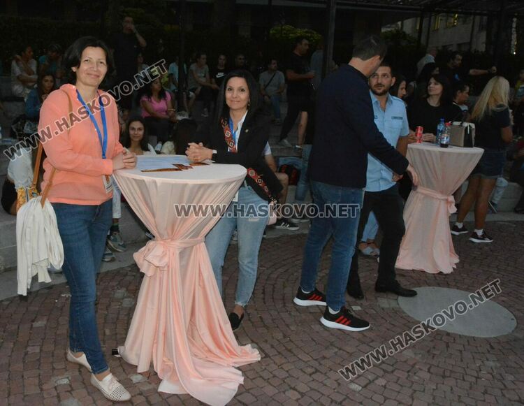 Хасковлии се забавляваха под звездите на пиано бар на открито