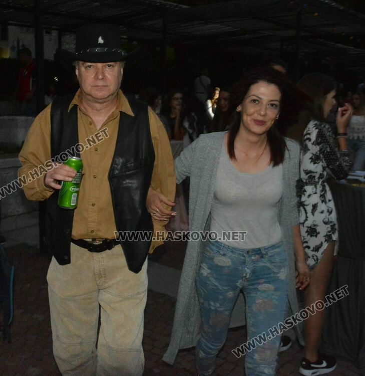 Хасковлии се забавляваха под звездите на пиано бар на открито