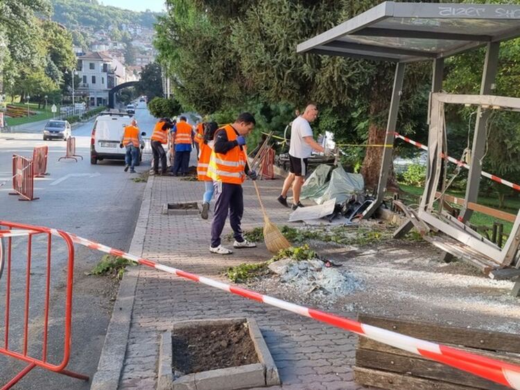 20-годишен помете стълб, дървета и автобусна спирка