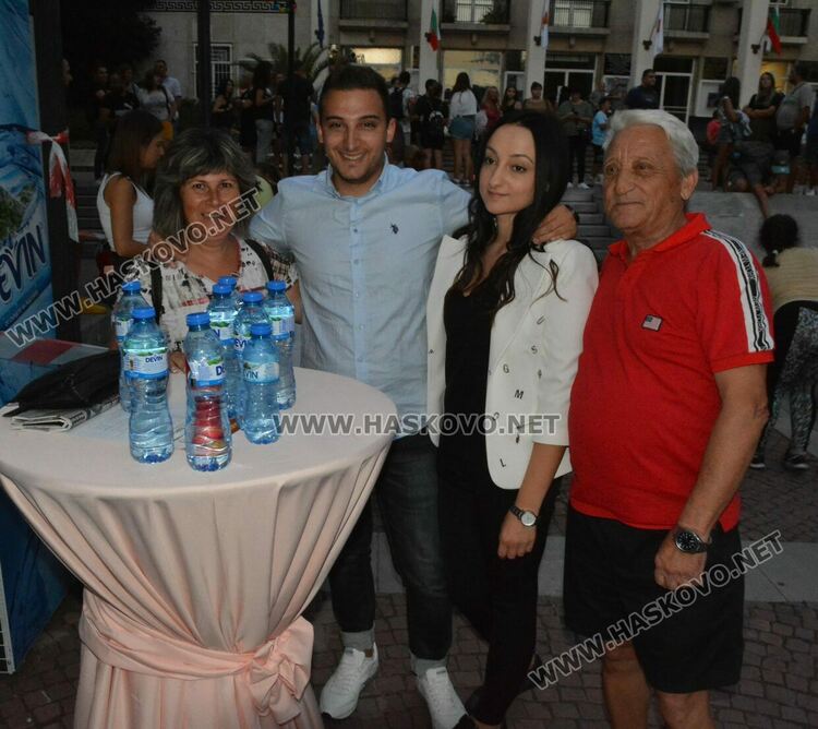 Хасковлии се забавляваха под звездите на пиано бар на открито