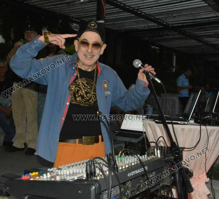 Хасковлии се забавляваха под звездите на пиано бар на открито