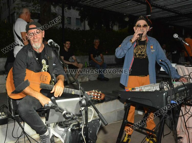 Хасковлии се забавляваха под звездите на пиано бар на открито