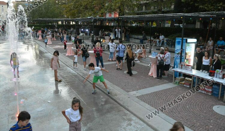 Хасковлии се забавляваха под звездите на пиано бар на открито