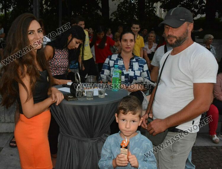 Хасковлии се забавляваха под звездите на пиано бар на открито
