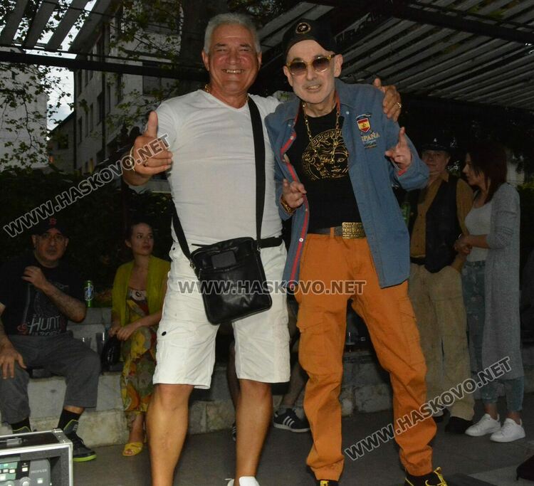 Хасковлии се забавляваха под звездите на пиано бар на открито