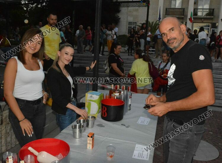 Хасковлии се забавляваха под звездите на пиано бар на открито