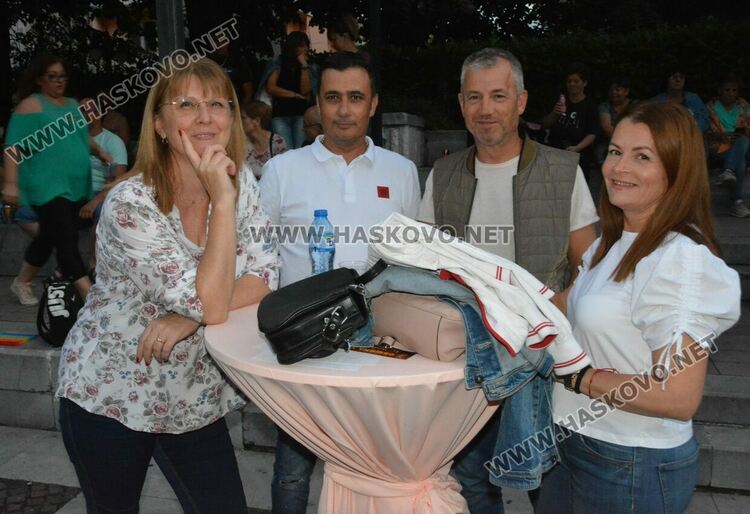 Хасковлии се забавляваха под звездите на пиано бар на открито