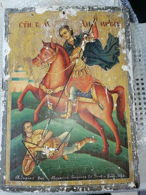 Военен от Хасково спаси икони, захвърлени по границата с Турция