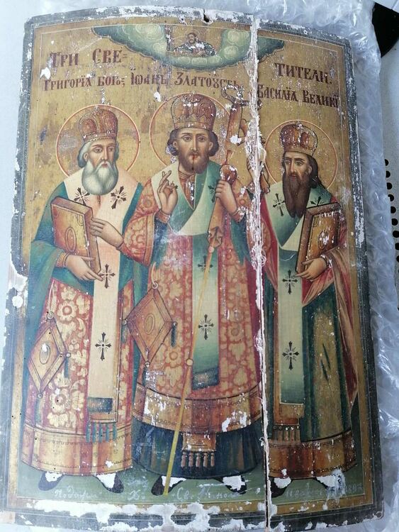 Военен от Хасково спаси икони, захвърлени по границата с Турция