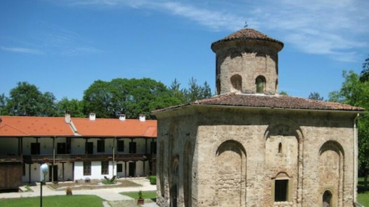 Уникална фреска, изобразяваща изковаването на гвоздеите за Разпятието, е съхранена в Земенския манастир