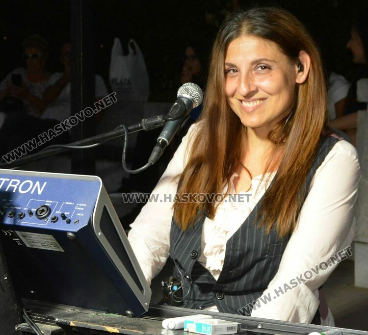 Хасковлии се забавляваха под звездите на пиано бар на открито