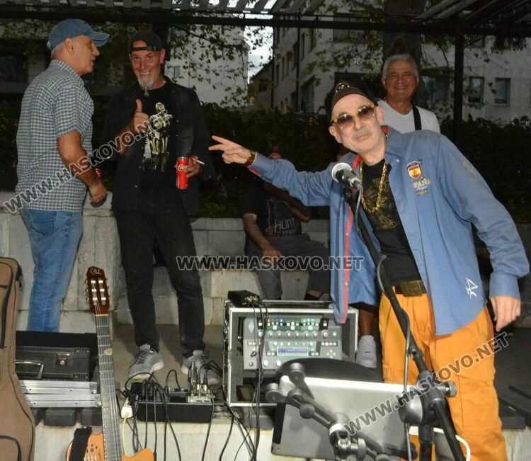 Хасковлии се забавляваха под звездите на пиано бар на открито