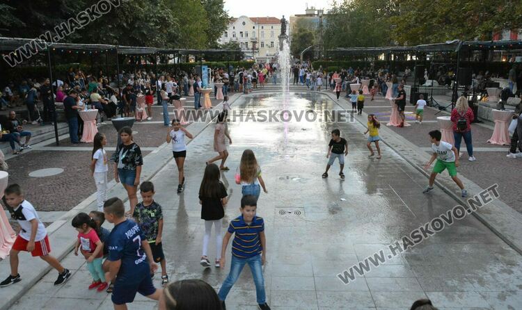 Хасковлии се забавляваха под звездите на пиано бар на открито