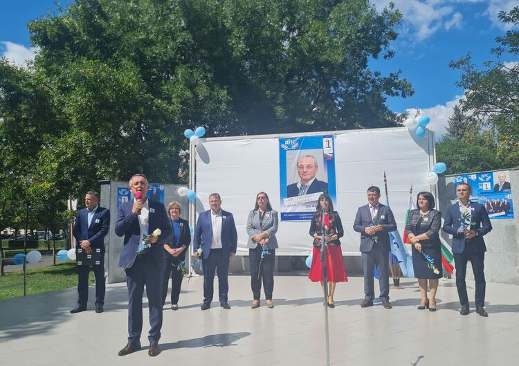 ДПС - Момчилград откри предизборната си кампания в парк "Нури Адалъ"