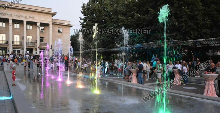 Хасковлии се забавляваха под звездите на пиано бар на открито