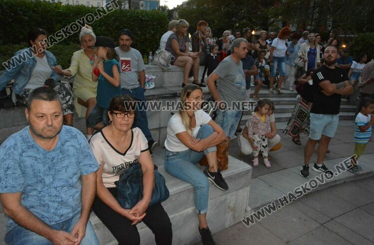 Хасковлии се забавляваха под звездите на пиано бар на открито