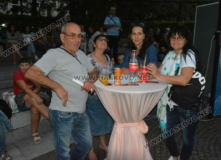 Хасковлии се забавляваха под звездите на пиано бар на открито