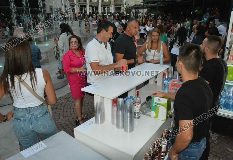 Хасковлии се забавляваха под звездите на пиано бар на открито