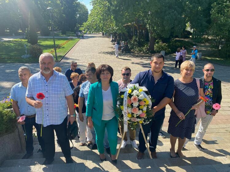 Цвета Караянчева и активът на ГЕРБ с поклон пред дейците на Съединението