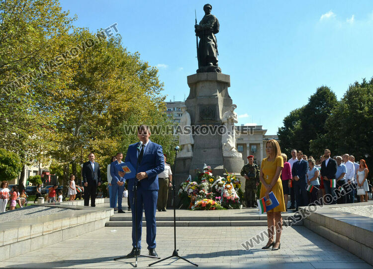 Хасково чества 137 г. от Съединението на България, изви се голямо хоро