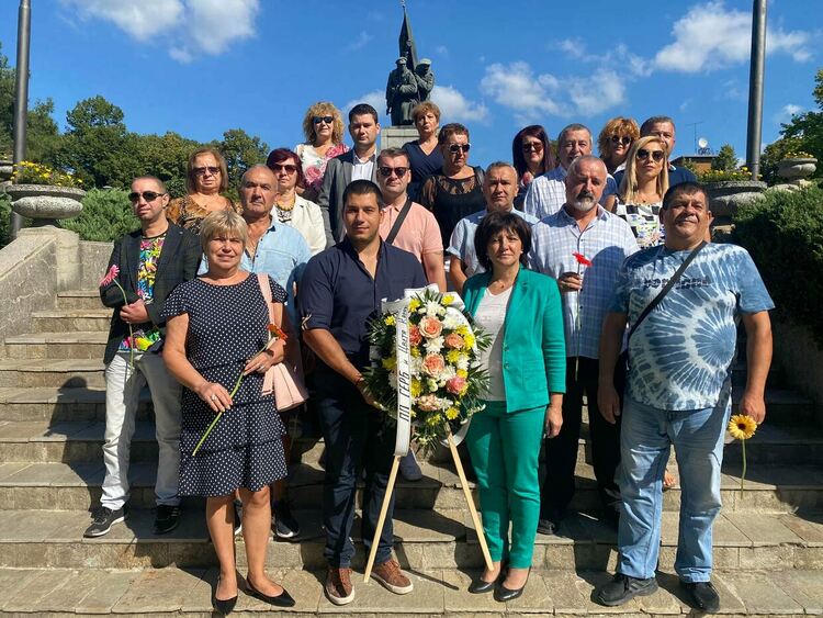 Цвета Караянчева и активът на ГЕРБ с поклон пред дейците на Съединението