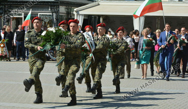Хасково чества 137 г. от Съединението на България, изви се голямо хоро