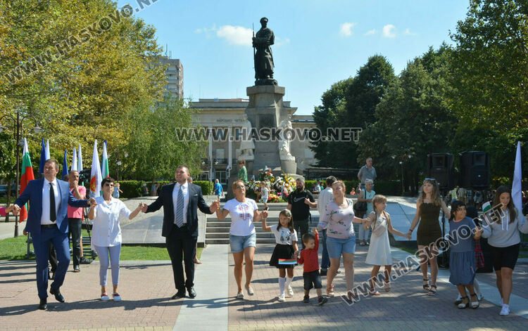 Хасково чества 137 г. от Съединението на България, изви се голямо хоро