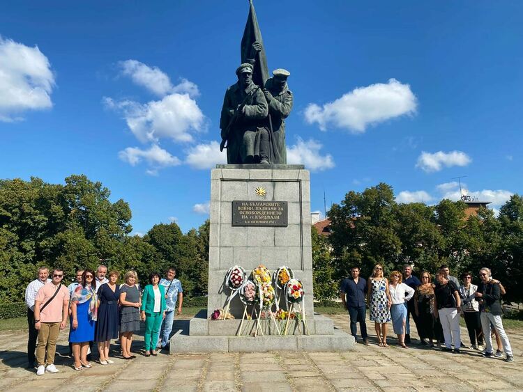 Цвета Караянчева и активът на ГЕРБ с поклон пред дейците на Съединението