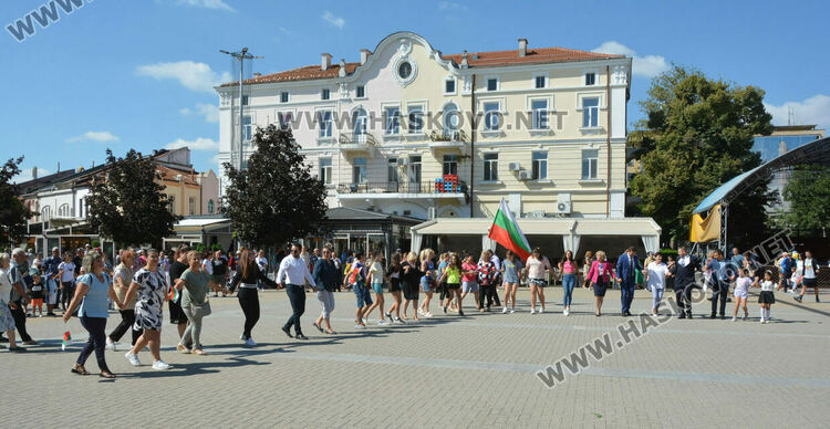 Хасково чества 137 г. от Съединението на България, изви се голямо хоро