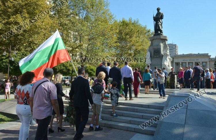Хасково чества 137 г. от Съединението на България, изви се голямо хоро