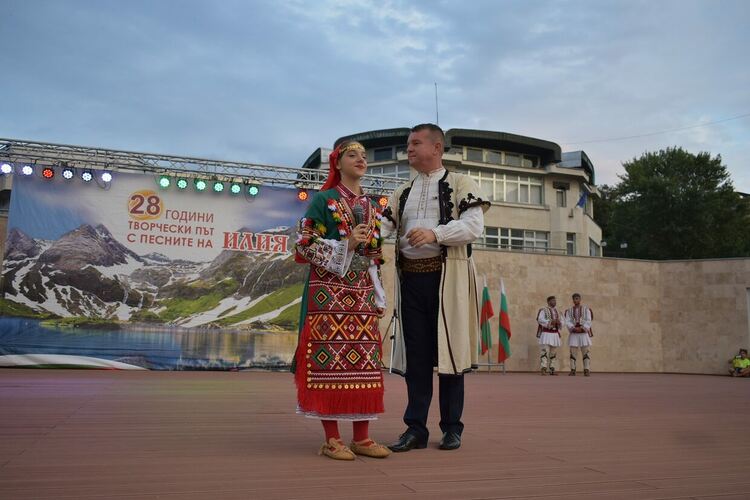 Асеновград отпразнува годишнината от Съединението и откриването на обновения площад (снимки)