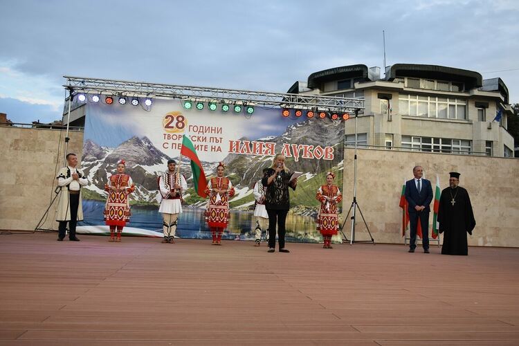 Асеновград отпразнува годишнината от Съединението и откриването на обновения площад (снимки)