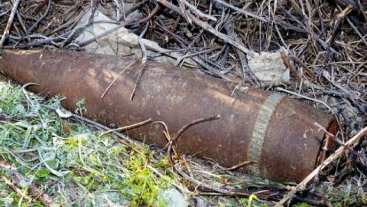 Полицията отцепи къща в Смолян, откриха стар снаряд в двора.Чакат се сапьори!