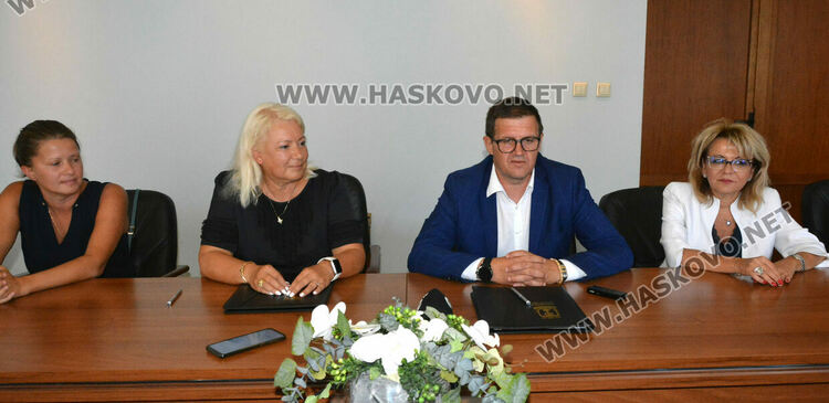 Община Хасково и българско училище в Гърция подписаха меморандум за сътрудничество