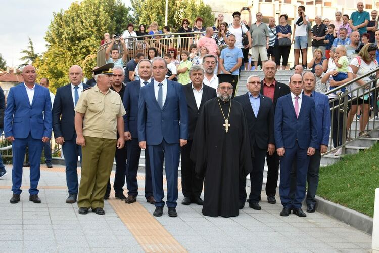 Асеновград отпразнува годишнината от Съединението и откриването на обновения площад (снимки)