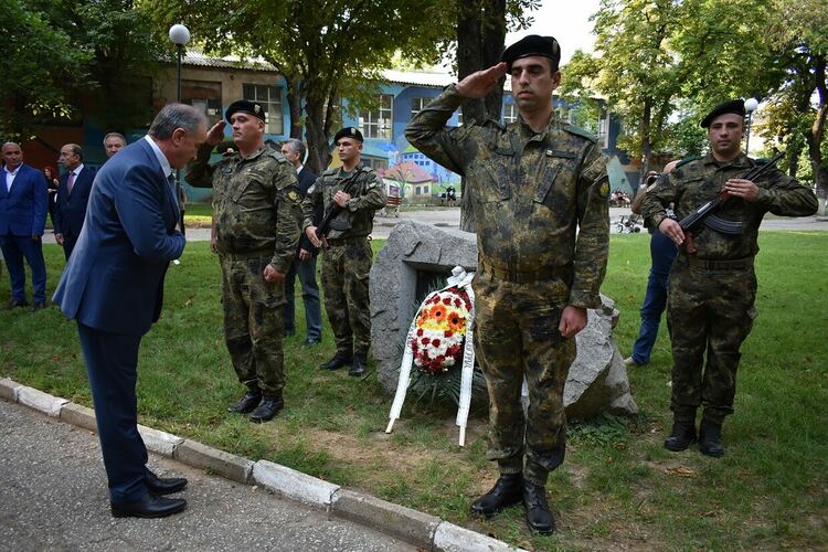 Асеновград отпразнува годишнината от Съединението и откриването на обновения площад (снимки)