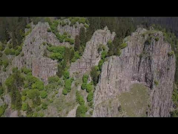 Пожарникари спасиха мъж, паднал от Червената скала край Смолян