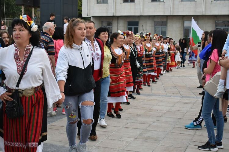 Асеновград отпразнува годишнината от Съединението и откриването на обновения площад (снимки)